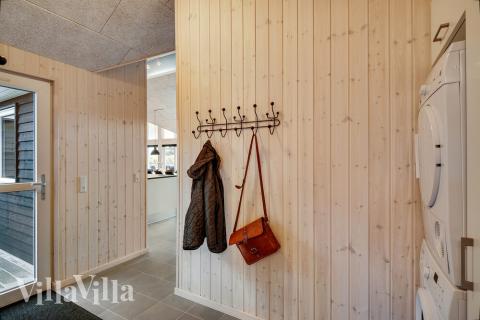 Den rymliga entrén i lyxstuga nr 473 i Vestjylland