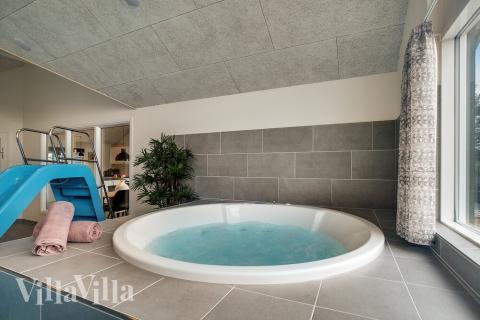 Njut av spabadets värme i lyxstuga nr 473 i Vestjylland