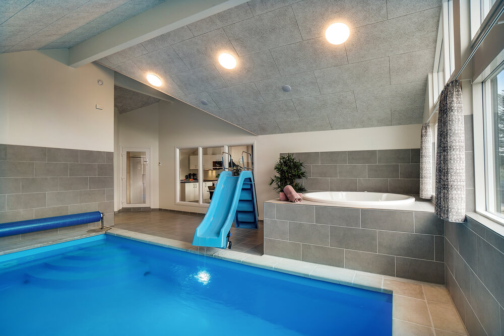 Sommarstuga 473 är inredd med en smakfull poolavdelning som har vattenrutschbana, ett stort inbyggt spapad och bastu