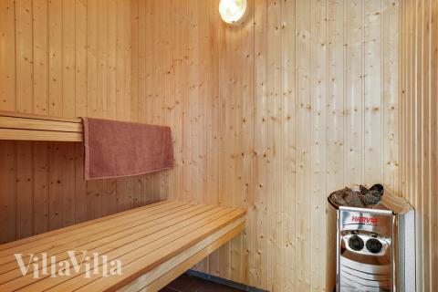 Njut av bastuvärmen i lyxstuga nr 473 för 18 personer