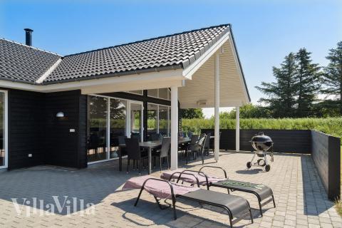 Njut av en grillkväll på terrassen i lyxstuga nr 473 i Vestjylland
