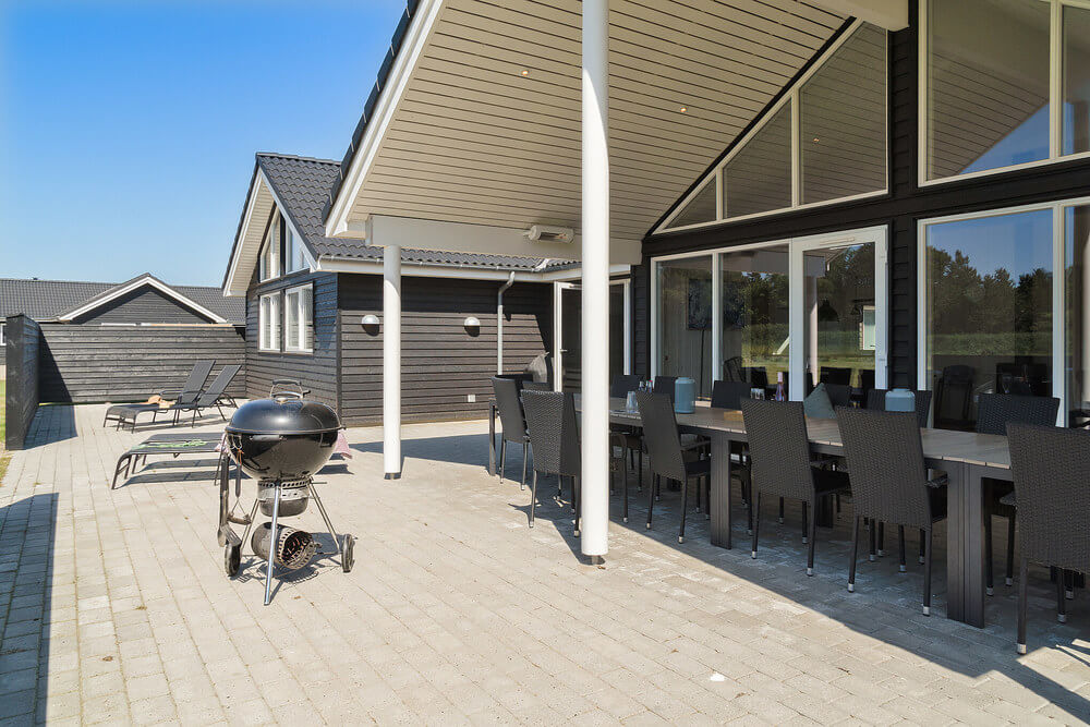 På terrassen i sommarhus nr 473 finns det plats för upp till 18 gäster.