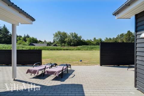 Stor terrass i lyxstuga nr 473 i Vestjylland.