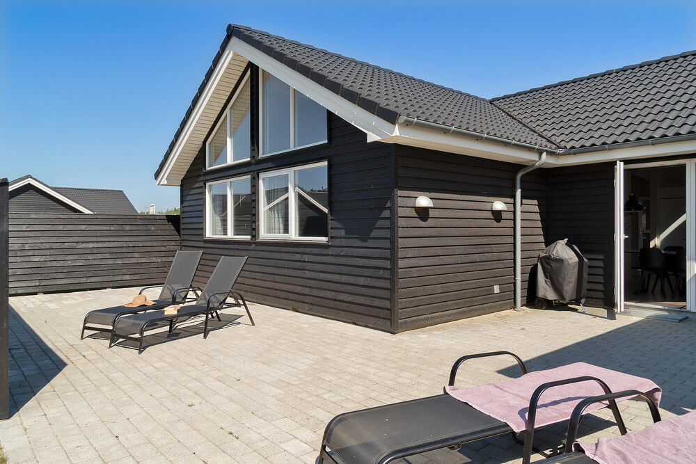 Stor terrass i lyxstuga nr 473 i Vestjylland.