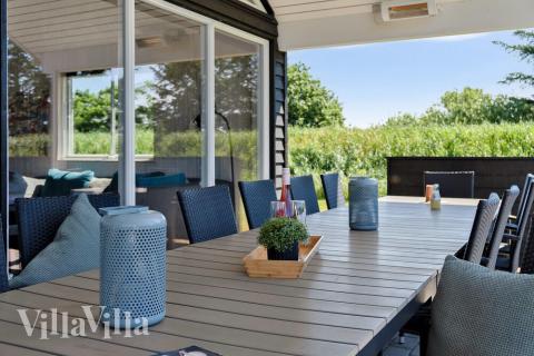 Lyxstuga nr 473 har en härlig terrass med sköna trädgårdsmöbler för 18 personer.