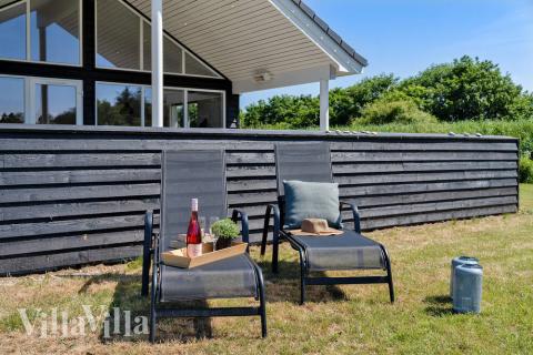 På terrassen i sommarhus nr 473 finns det plats för upp till 18 gäster.