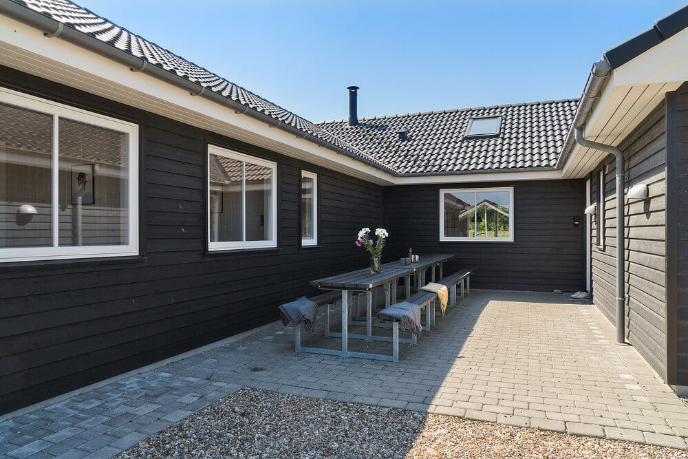Njut av en grillkväll på terrassen i lyxstuga nr 473 i Vestjylland