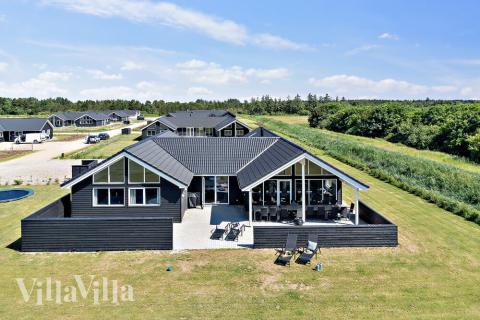 Den praktfulla poolstugan nr 473 med plats för 18 personer ligger i Vestjylland