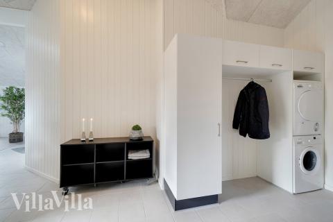 Den rymliga entrén i lyxstuga nr 467 i Vestjylland