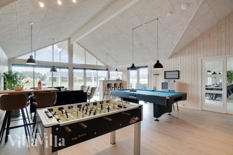 Lyxstuga 467 för 30 personer har ett stort aktivitetsrum med bl.a. biljard och dart