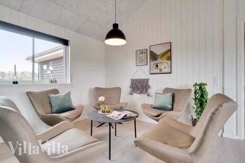 Vardagsrummet i lyxstuga nr. 467 har plats för 30 personer.