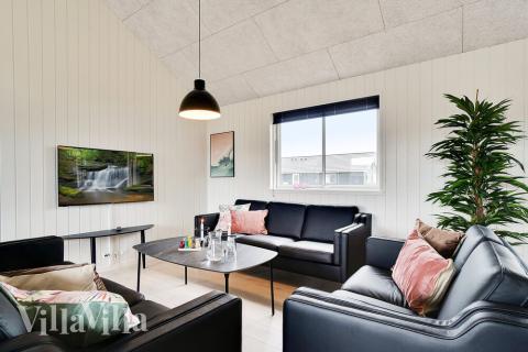 Det stora ljusa vardagsrummet i lyxstuga nr 467 för 30.