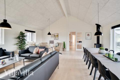 Ni kan sitta 30 personer tillsammans i vardagsrummet när ni besöker lyxhus nr 467 i Vestjylland.