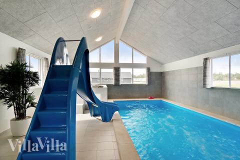 Sommarstuga 467 är inredd med en smakfull poolavdelning som har vattenrutschbana, ett stort inbyggt spapad och bastu