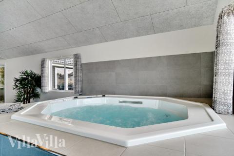 Njut av spabadets värme i lyxstuga nr 467 i Vestjylland