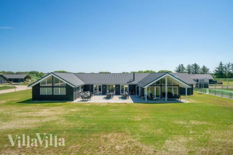 Den praktfulla poolstugan nr 467 med plats för 30 personer ligger i Vestjylland