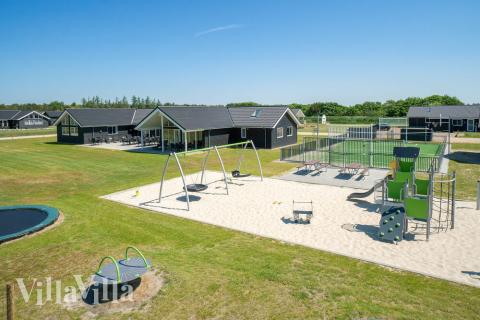 Lyxstuga nr 467 har en härlig terrass med sköna trädgårdsmöbler för 30 personer.