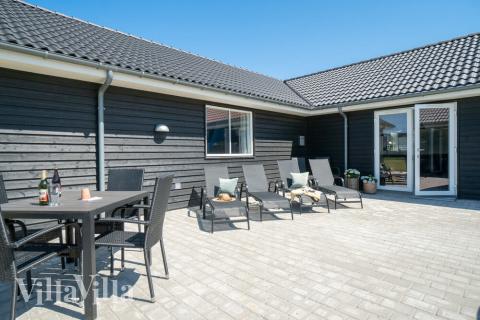 Stor terrass i lyxstuga nr 467 i Vestjylland.