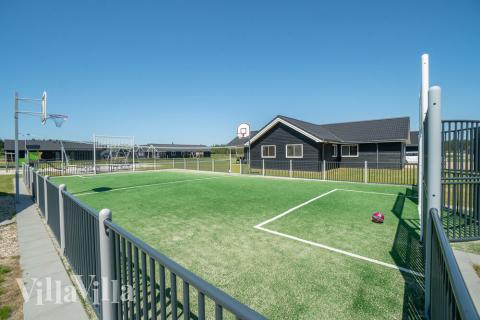 Till den trevliga sommarstugan nr 467 i Vestjylland erbjuds en mängd utomhusaktiviteter, t.ex. lektorn och gungor