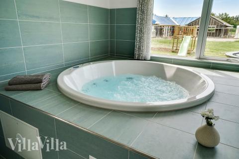 Njut av spabadets värme i lyxstuga nr 461 i Vestjylland