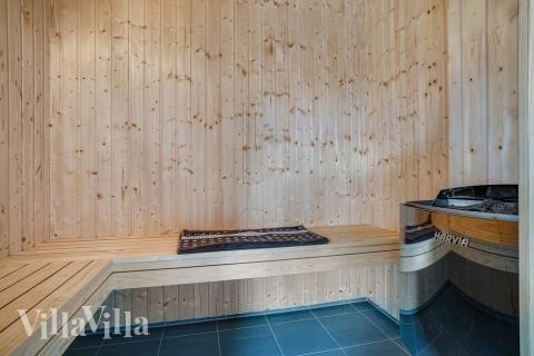 Njut av bastuvärmen i lyxstuga nr 461 för 24 personer