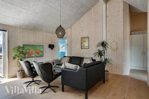 Vardagsrummet i lyxstuga nr. 461 har plats för 24 personer.