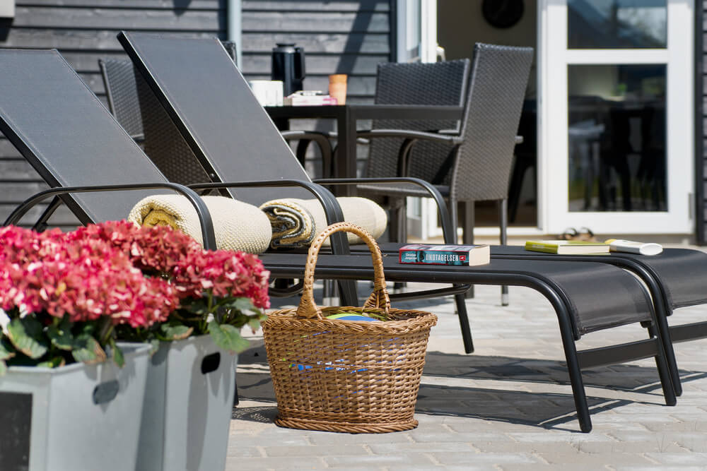 Njut av en grillkväll på terrassen i lyxstuga nr 461 i Vestjylland