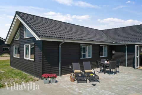 På terrassen i sommarhus nr 461 finns det plats för upp till 24 gäster.