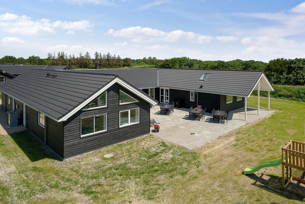 Den praktfulla poolstugan nr 461 med plats för 24 personer ligger i Vestjylland