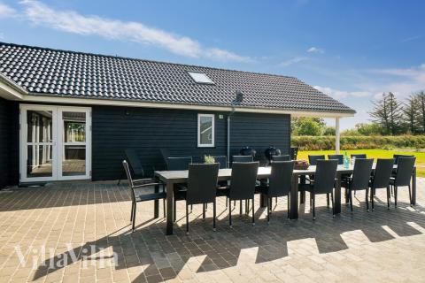 Lyxstuga nr 461 har en härlig terrass med sköna trädgårdsmöbler för 24 personer.