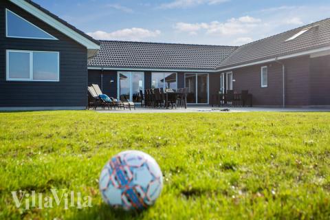 Den tjusiga sommarstugan nr 447 med gott om plats för upp till 24 personer