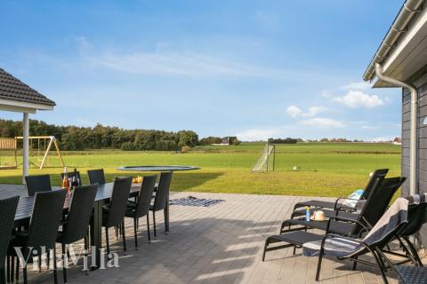 Njut av en grillkväll på terrassen i lyxstuga nr 447 i Lolland/Falster/Møn