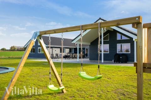 Till den trevliga sommarstugan nr 447 i Lolland/Falster/Møn erbjuds en mängd utomhusaktiviteter, t.ex. lektorn och gungor