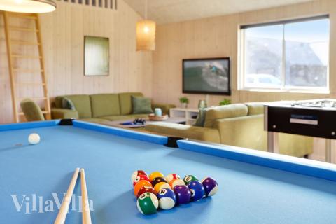 Lyxstuga 447 för 24 personer har ett stort aktivitetsrum med bl.a. biljard och dart