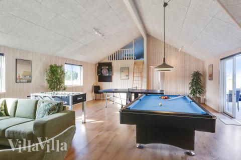 Aktivitetsrum i lyxstuga nr 447 med 9 sovrum och plats för 24 personer.