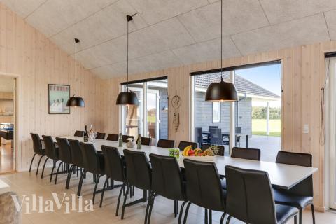 Ni kan sitta 24 personer tillsammans i vardagsrummet när ni besöker lyxhus nr 447 i Lolland/Falster/Møn.