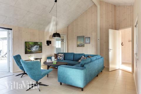 Vardagsrummet i lyxstuga nr. 447 har plats för 24 personer.