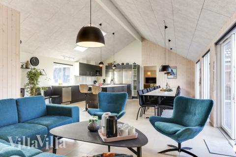 Det stora ljusa vardagsrummet i lyxstuga nr 447 för 24.