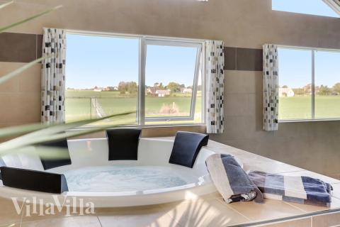 Njut av spabadets värme i lyxstuga nr 447 i Lolland/Falster/Møn