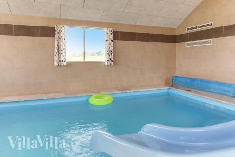 Den härliga poolen i lyxstuga nr 447 för 24 personer