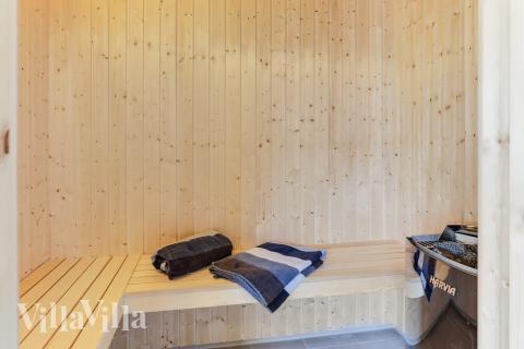 Njut av bastuvärmen i lyxstuga nr 447 för 24 personer