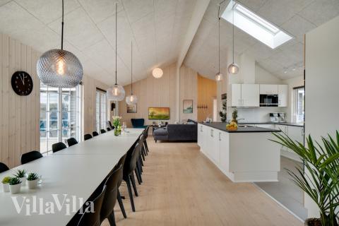 Vardagsrummet i lyxstuga nr. 465 har plats för 20 personer.