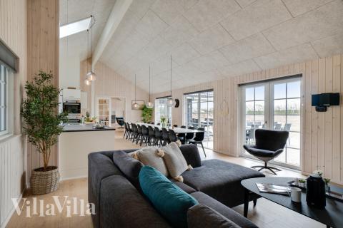 Det stora ljusa vardagsrummet i lyxstuga nr 465 för 20.