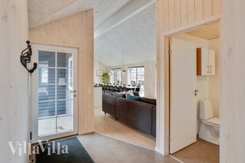 Den rymliga entrén i lyxstuga nr 465 i Vestjylland