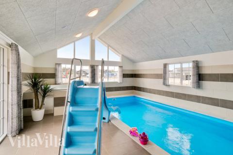 Den härliga poolen i lyxstuga nr 465 för 20 personer