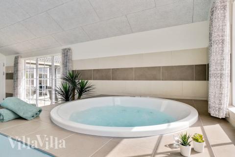 Njut av spabadets värme i lyxstuga nr 465 i Vestjylland