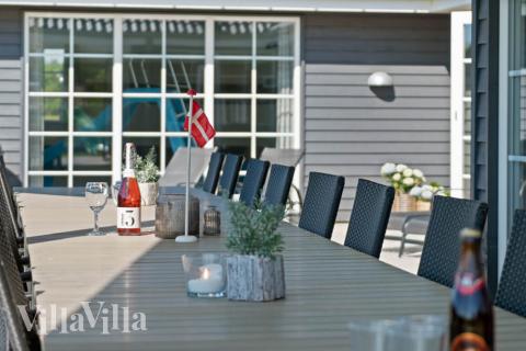 Njut av en grillkväll på terrassen i lyxstuga nr 465 i Vestjylland