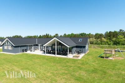 Den praktfulla poolstugan nr 465 med plats för 20 personer ligger i Vestjylland