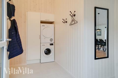 Den rymliga entrén i lyxstuga nr 449 i Bornholm