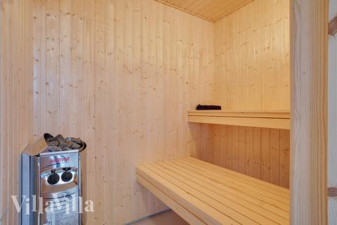 Njut av bastuvärmen i lyxstuga nr 449 för 18 personer